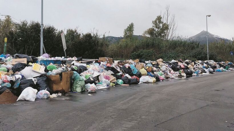 Orlando gioca a fare l’eroe. Intanto Palermo soffoca sommersa di rifiuti e morti