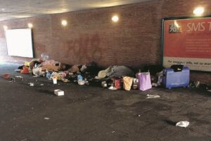 Decine di clochard dietro San Pietro. Eppure nessuno grida allo scandalo
