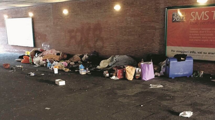 Decine di clochard dietro San Pietro. Eppure nessuno grida allo scandalo