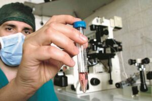 Con la fecondazione assistita sono precipitate le adozioni