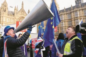 Avviso al partito unico dei Forza euro. È stata bocciata la May, non la Brexit