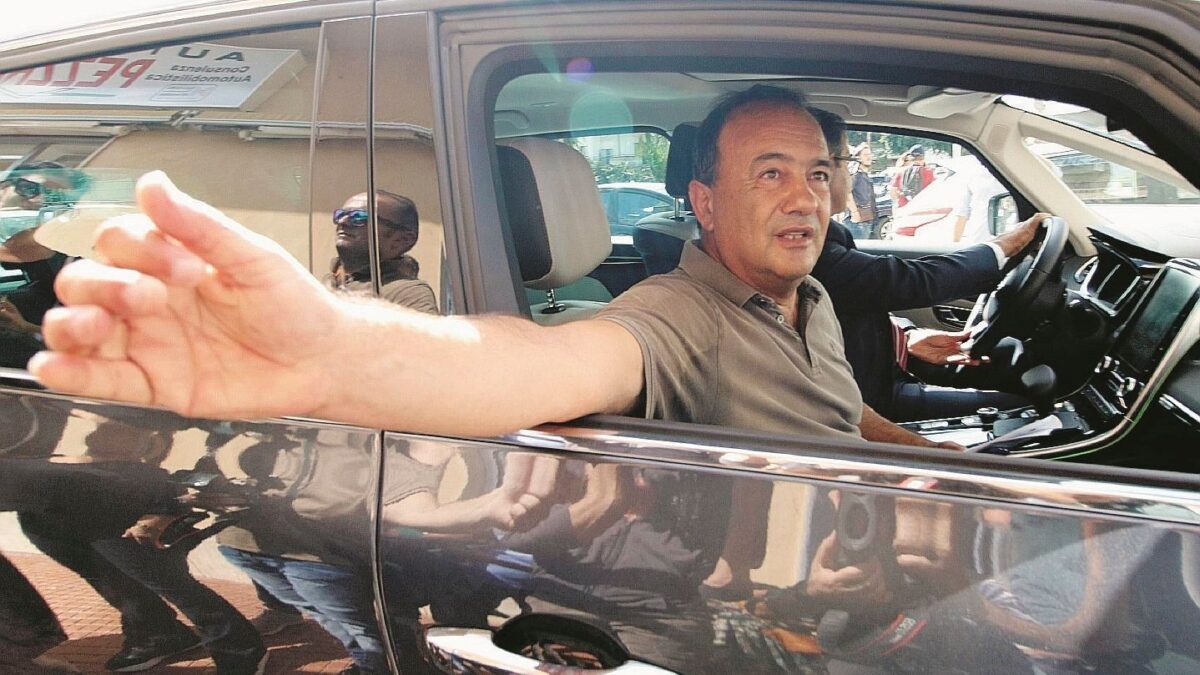 Mimmo Lucano farà l’immigrato a Bruxelles