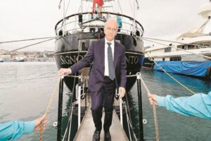 Bussetti non espelle i cellulari dalla scuola