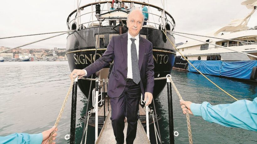 Bussetti non espelle i cellulari dalla scuola