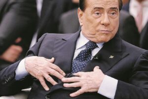 Berlusconi fa un test su sé stesso. E già che c’è «misura» Calenda