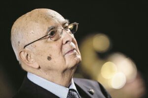 Il figlio dello scudiero di Re Giorgio lancia l’Opa ai vertici della logistica