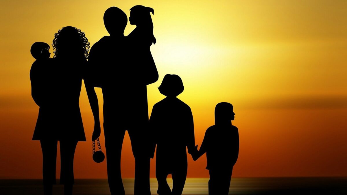 Le famiglie chiedono leggi per fermare l’utero in affitto