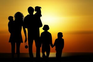 Le famiglie chiedono leggi per fermare l’utero in affitto