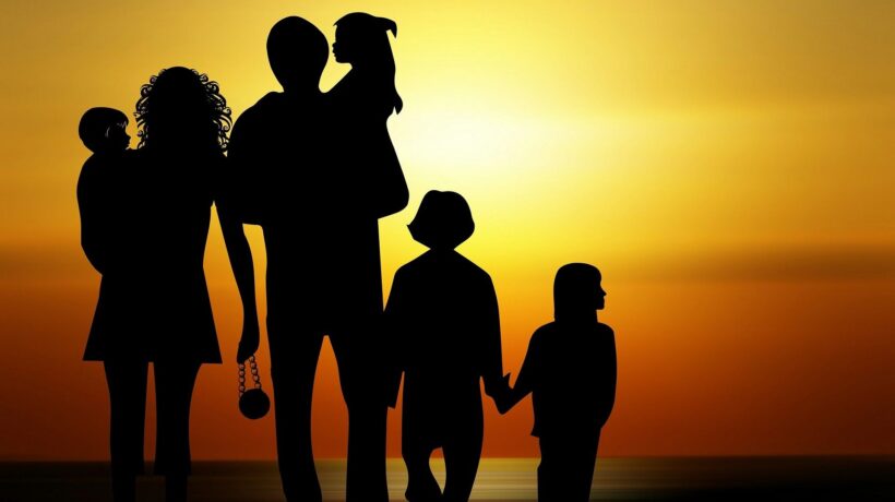 Le famiglie chiedono leggi per fermare l’utero in affitto