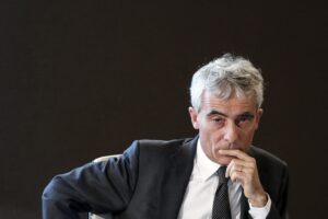 I soldi per i risparmiatori truffati? Usate le pensioni d’oro dei banchieri