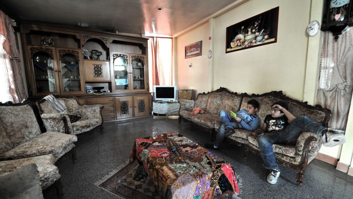 Affida la casa al Comune di Bologna e se la trova occupata dai romeni
