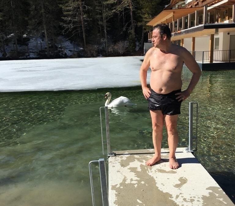 Per dimostrare che esiste il «competente», Calenda si fa ridere dietro da tutti