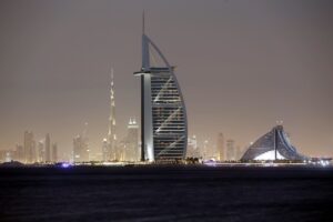 Latitanti sotto l’albero. Il cognato di Fini passa a Dubai anche questo Natale