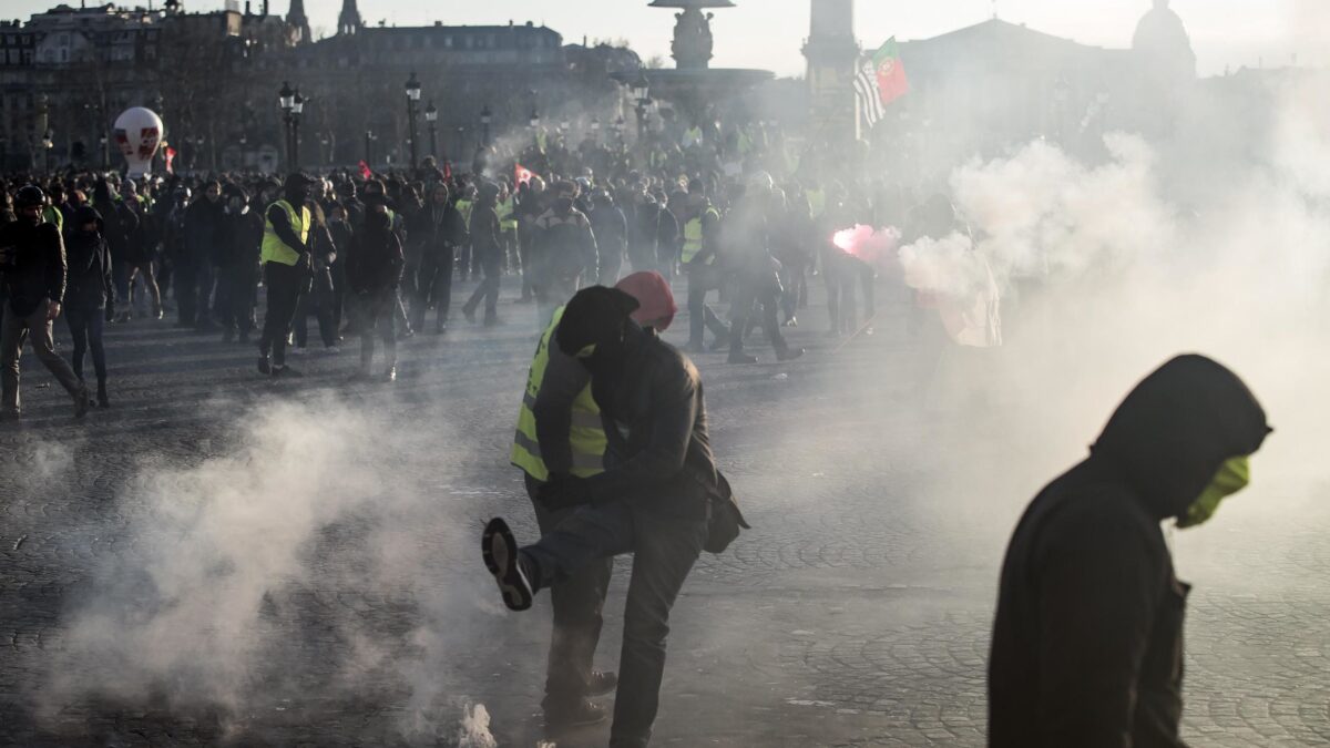 Macron in crisi di nervi arresta i liceali
