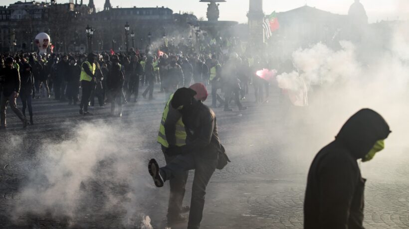 Macron in crisi di nervi arresta i liceali