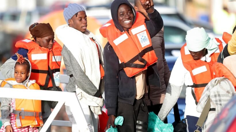 Alarm phone, il «telefono amico» che indirizza gli immigrati in Italia