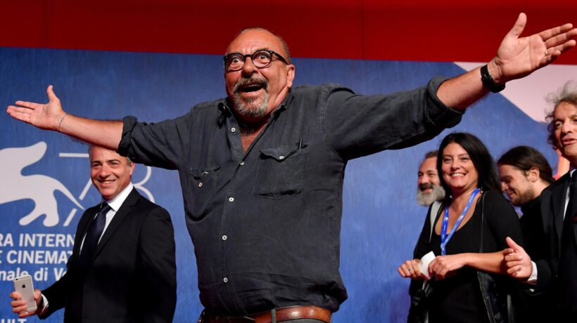 Il piccolo clown che usa la matita dell’odio