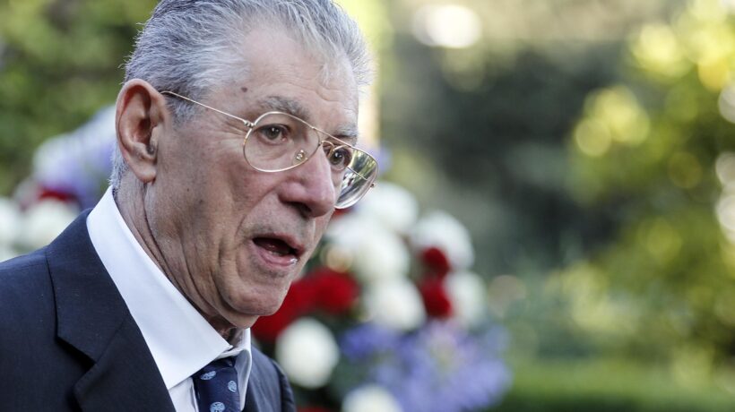 Malore a casa per Bossi. Ricoverato, è grave