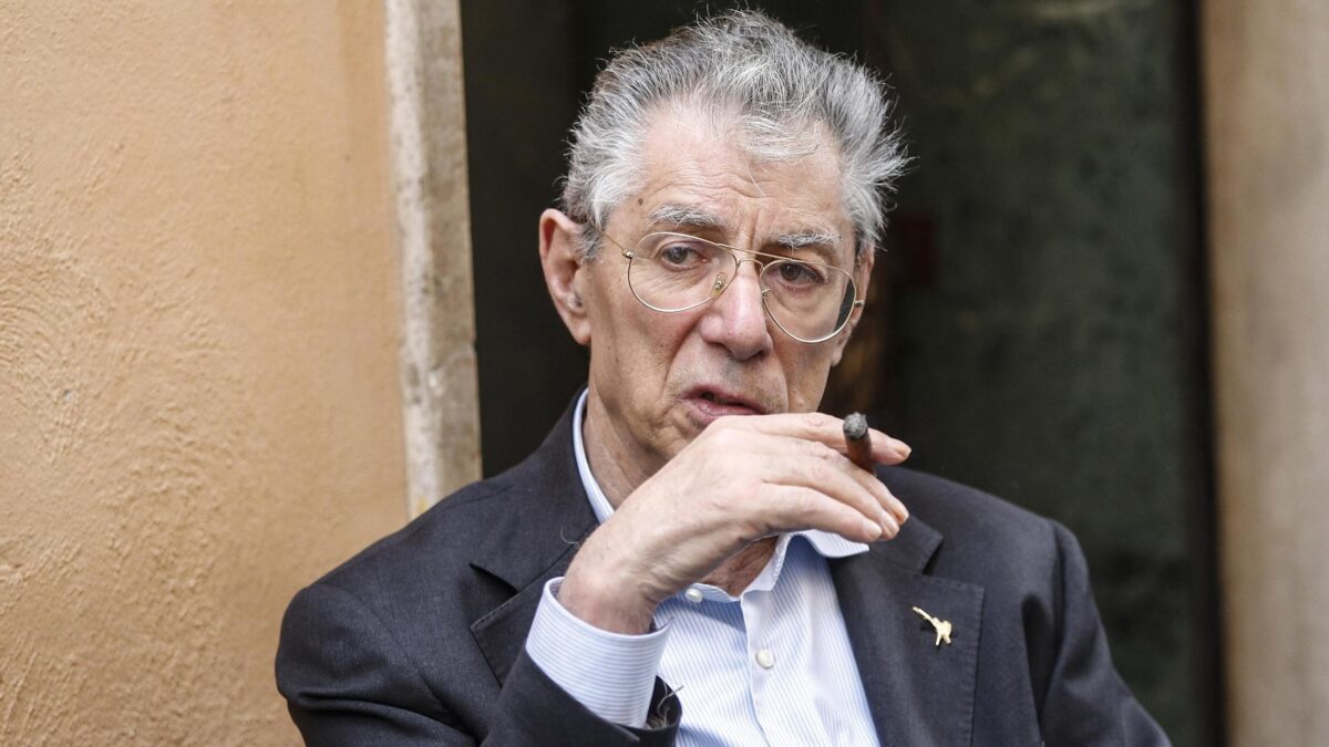 «Emergenza passata: Bossi è fuori pericolo»
