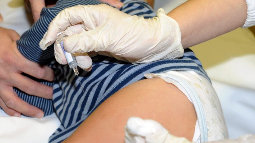 La gaffe dello scienziato sui vaccini: «Sperimentati su bimbi volontari»
