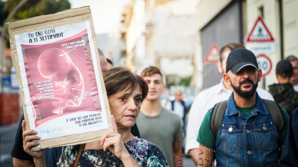 Vietato invitare le donne a far nascere i figli