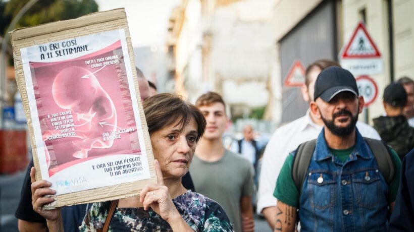 Vietato invitare le donne a far nascere i figli