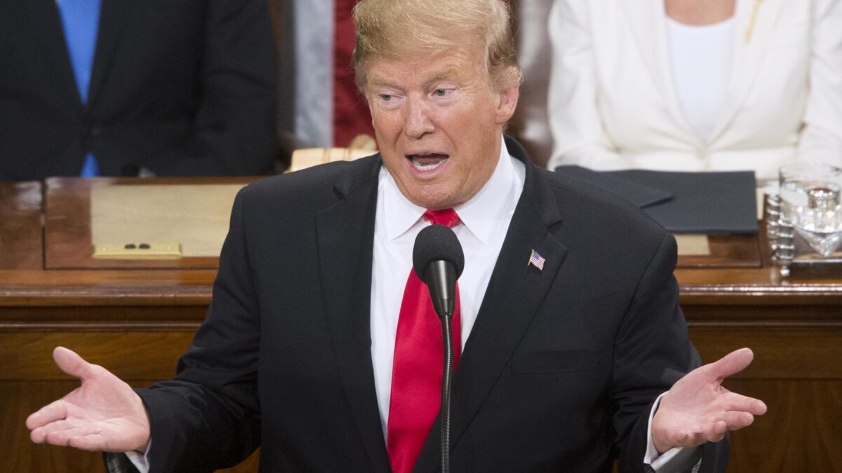 Trump fa l’antipolitico pensando alle elezioni