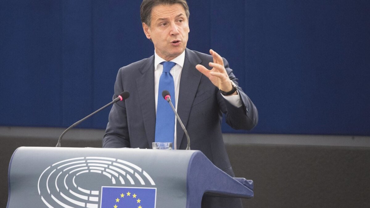 Conte a Strasburgo dà una lezione all’Ue. E fa uscire di testa l’ultrà Verhofstadt