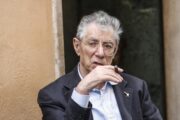 Bossi, il risveglio del vecchio leone. Il figlio: «Vuole uscire dall’ospedale»