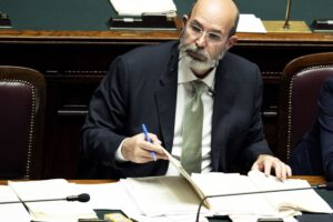 Vito Crimi: «Un aiuto a chi compra giornali. Daremo il voucher ai lettori»