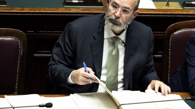 Vito Crimi: «Un aiuto a chi compra giornali. Daremo il voucher ai lettori»