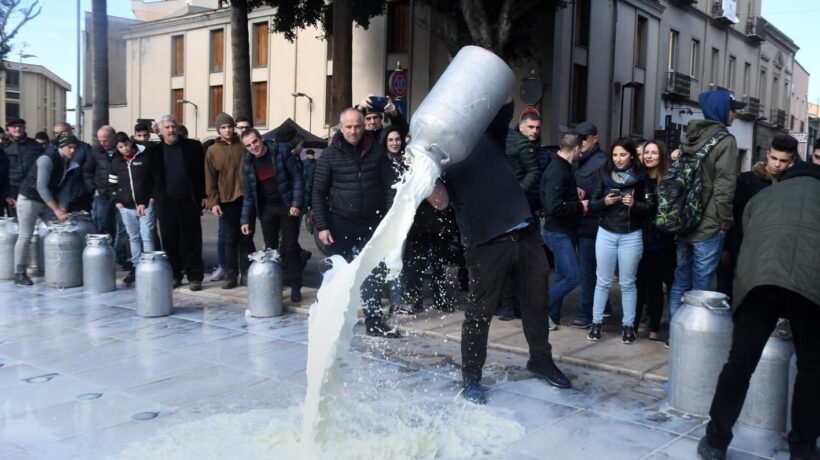 Sardegna al voto nel caos del latte. E spuntano i fucili