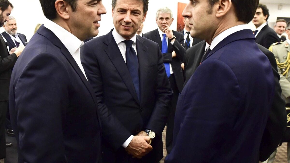 Macron disperato dichiara guerra all’Italia
