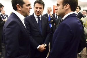 Macron disperato dichiara guerra all’Italia