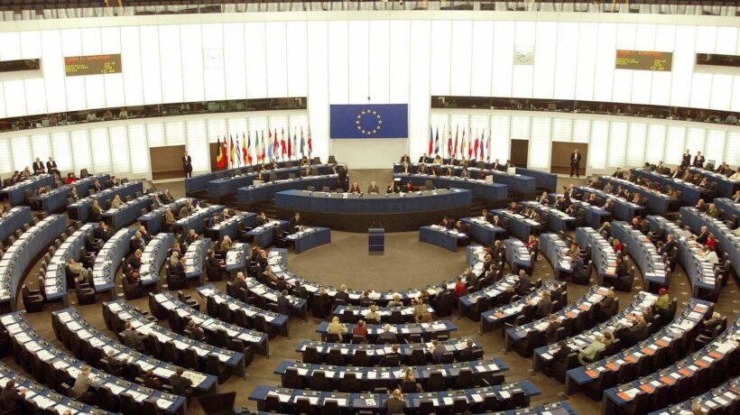 Le eurostime pessime affossano le Borse e rilanciano lo spread