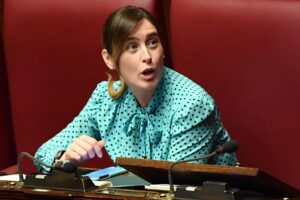 La Boschi travestita da Perry Mason è la peggior difesa d’ufficio dei Renzi