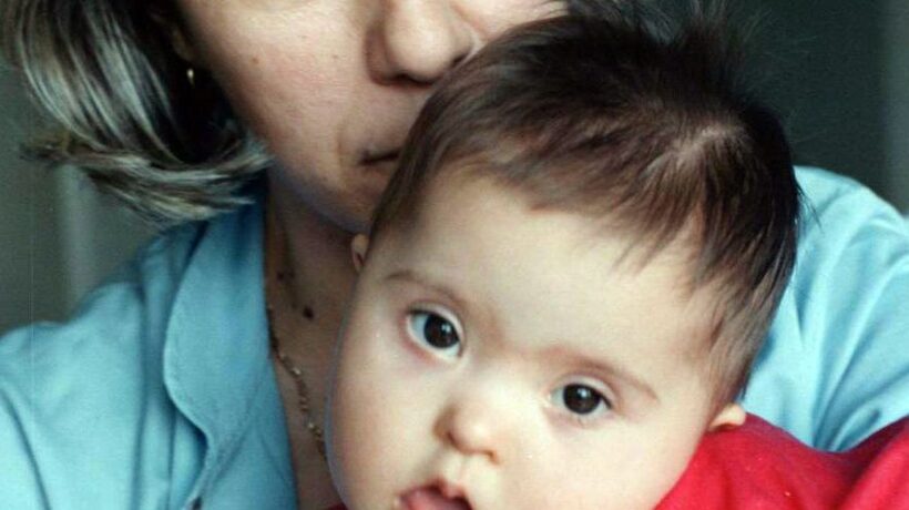 La bimba Down adottata da un uomo ha bisogno di un regalo: una mamma
