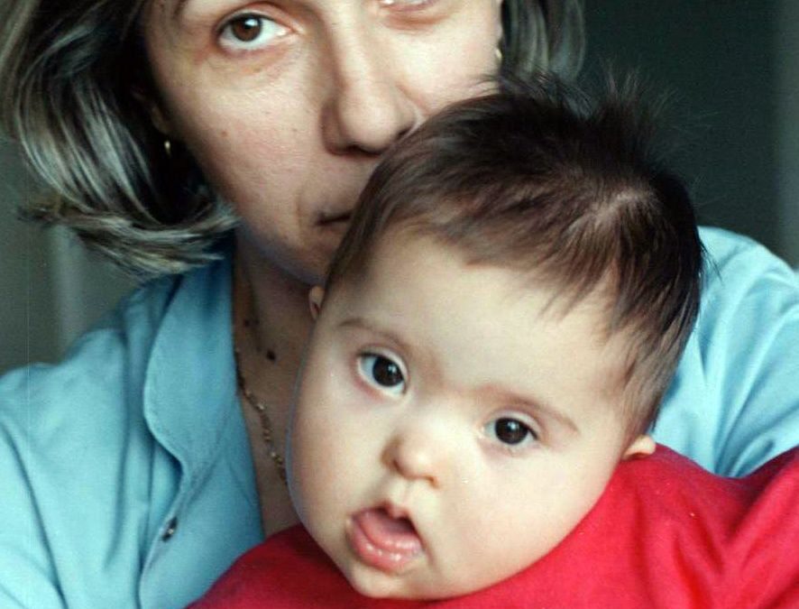La bimba Down adottata da un uomo ha bisogno di un regalo: una mamma