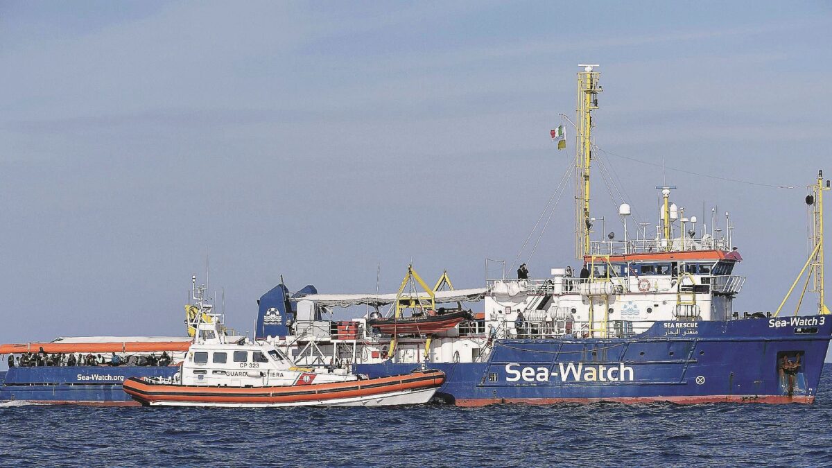 Tutte le ombre delle Ong nel Mediterraneo. «I trafficanti programmano il naufragio dei barconi»