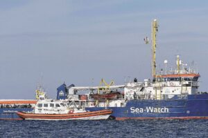 Tutte le ombre delle Ong nel Mediterraneo. «I trafficanti programmano il naufragio dei barconi»