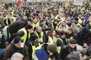 Macron in affanno ora vuole comprarsi anche i giornalisti