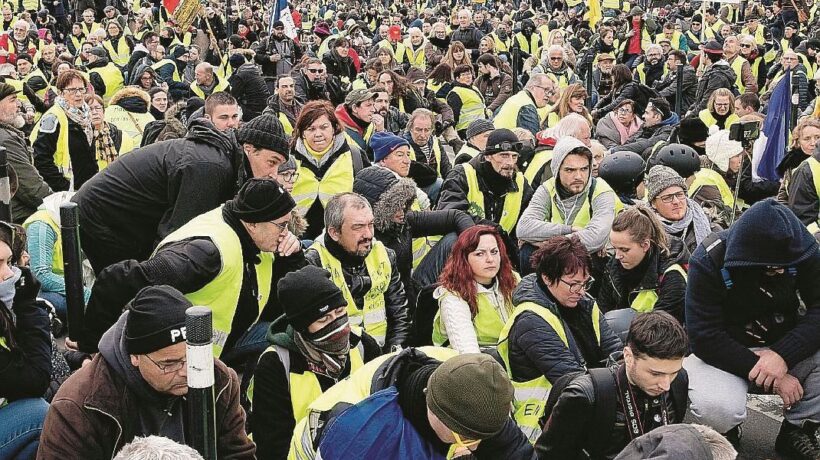 Macron in affanno ora vuole comprarsi anche i giornalisti