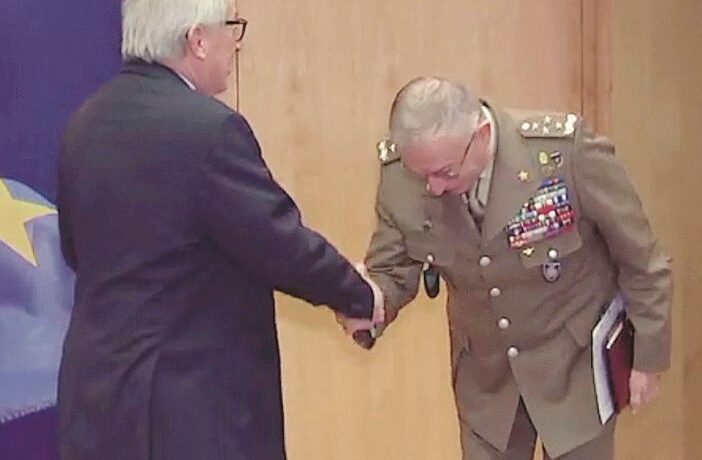 Il generale italiano arruolato dall’Ue va a Bruxelles e si inchina a Juncker