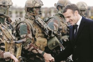 Mentre Macron chiamava il Colle, i caccia francesi attaccavano la Libia