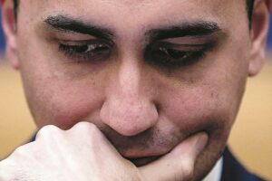 Basta improvvisare, sì alle alleanze. Di Maio rompe il tabù: M5s più partito