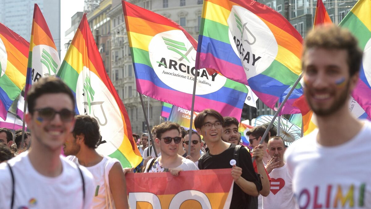 La lobby degli Lgbt sputa sul governo, il M5s le fa sponda