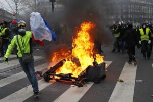 Tornano le proteste dei gilet gialli e chiudono il confine con l’Italia