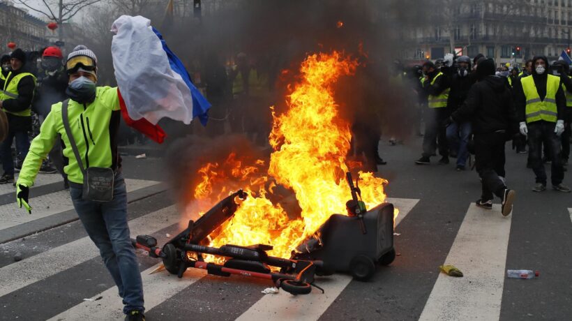 Tornano le proteste dei gilet gialli e chiudono il confine con l’Italia