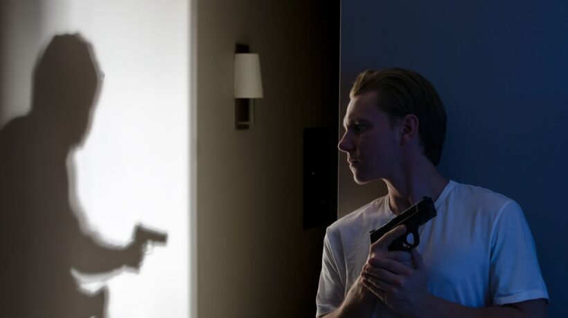 Rapina in villa con tortura. E non si deve sparare?