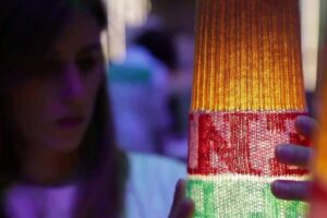Benetton porta in passerella l’arcobaleno, mentre Alberta Ferretti punta sul total white